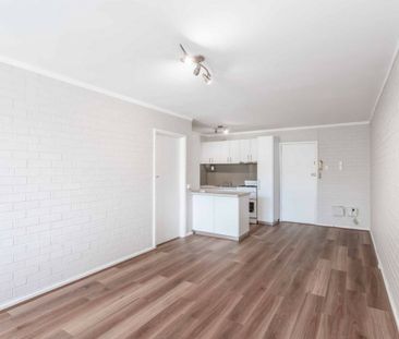 Freshly updated, in Vibrant Victoria Park - Photo 2