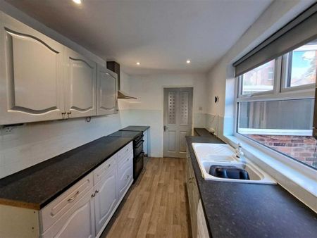 3 bedroom terraced house to rent - Photo 2