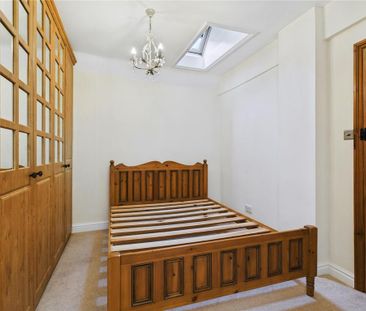 2 bedroom mews to rent - Photo 5
