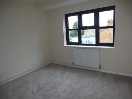 High Street, March - Photo 2