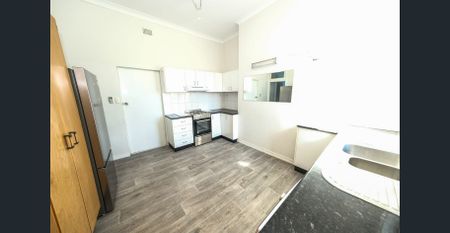 Fully furnished room for rent, available now - Photo 4