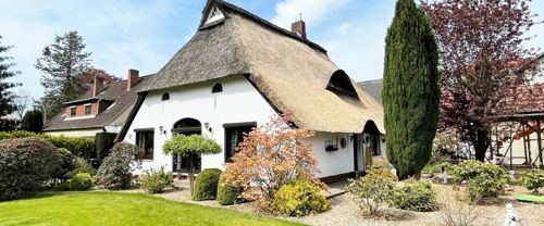 RARITÄT im HISTORISCHEN VIERTEL! Erstklassiges Reetdach-Haus - ebenerdig - mit tollem Kachel-Kamin, EBK, 2 Terrassen, Werkstatt, Teilkeller sowie Carport auf schönen Park-Grundstück in ruhiger Lage - Photo 1