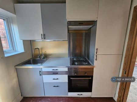 2 bedroom semi-detached house to rent - Photo 4