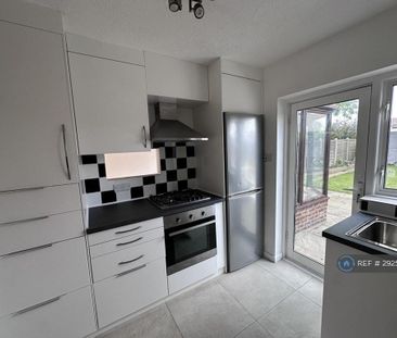 3 bedroom semi-detached house to rent - Photo 6