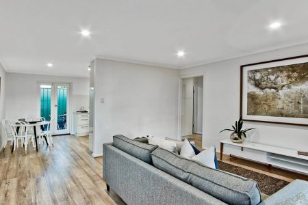 Single storey rear unit in small group of four! - Photo 2