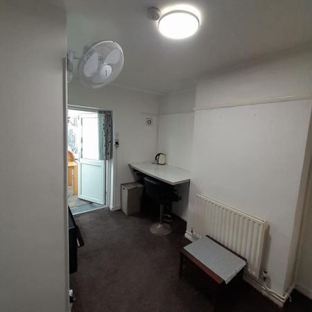 1 bedroom in a house share to rent - Photo 4
