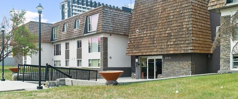 Bright & Beautiful Corner End Unit, Lots of Windows, Laundry & Parking Stall! | 920 68 Avenue Southwest, Calgary - Photo 1