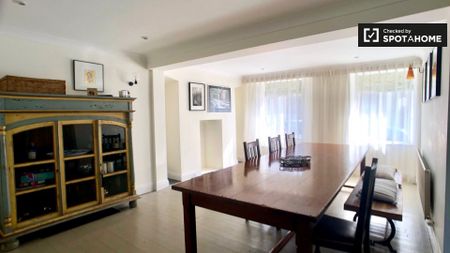 Large room in 3-bedroom house in Howth, Dublin - Photo 5