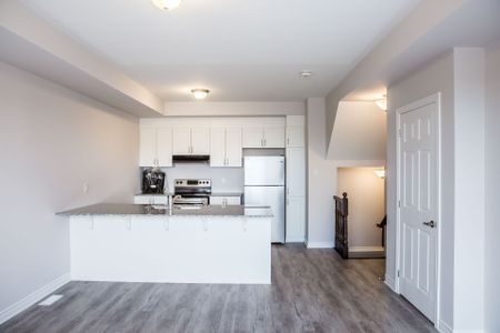 For Lease - 561 OZAWA Private, Manor Park - Cardinal Glen and Area, Ontario - Photo 5