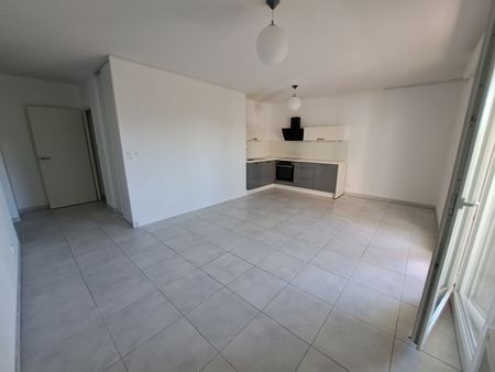 A LOUER AVIGNON ( 84000 ) : APPARTEMENT 3 pièces -TERRASSE - ASCENSEUR - 1 PLACE DE PARKING, - Photo 2