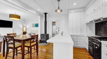 A super stylish home in a dress circle location - Photo 3