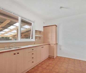 Spacious Three Bedroom Traditional Home - Photo 6