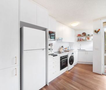 Tranquil Newly Renovated Two Bedroom Apartment in the Heart of Lane... - Photo 4