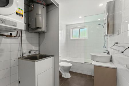 Beautifully Renovated Oversized Apartment - Freshly Painted throughout - Photo 5