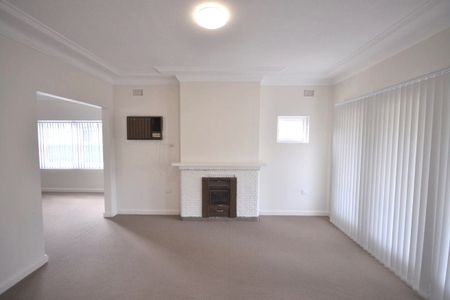 SPACIOUS FAMILY HOME - Photo 3