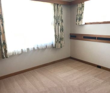 LARGE 2 STORY, 6 BRM FAMILY HOME! - Photo 4