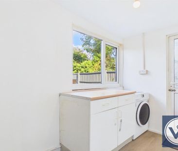 4 bedroom end of terrace house to rent - Photo 6
