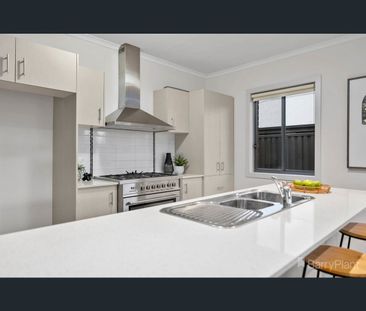 21 Tangelo Terrace, Pakenham, Vic 3810 - Photo 2
