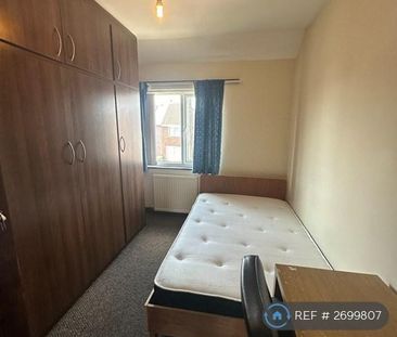 4 bedroom semi-detached house to rent - Photo 3