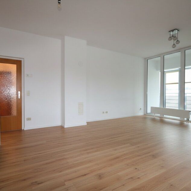 ERSTBEZUG NACH SANIERUNG - Barrierefreie 3-Zimmer-Wohnung im 2. Liftstock mit Wintergarten und Tiefgaragenplatz - Photo 1