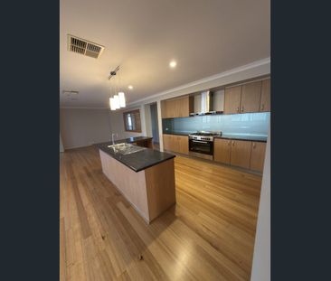 LUXURIOUS SPACIOUS FAMILY HOME WITH MULTIPLE LIVING AREAS - Photo 4