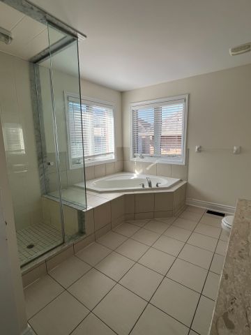 For Lease - 1018 Wilbur Pipher Circle, Newmarket, Ontario - Photo 4