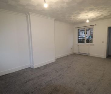 4 bedroom semi-detached house to rent - Photo 4