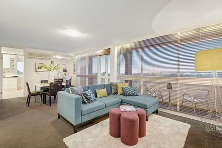 AMAZING 3 BEDROOM APARTMENT WITH STUDY & GREAT CITY VIEWS!! - Photo 2