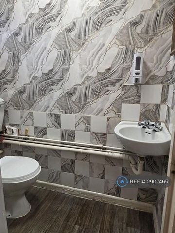 4 bedroom end of terrace house to rent - Photo 3