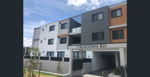 Luxury One Bedroom Apartment - Plus Study - Photo 1