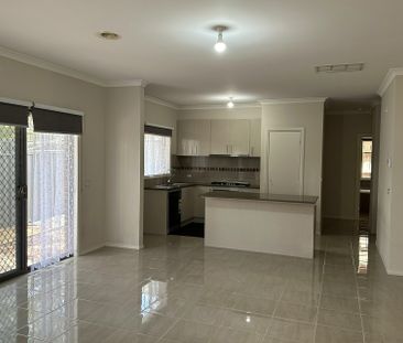 2/125 Fordholm Road, Hampton Park VIC - Photo 1