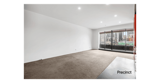 Large apartment in popular QV2 building - Photo 1