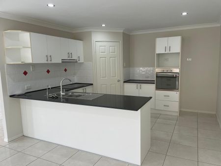 Spacious Family Home in Stretton College Catchment&excl; - Photo 4