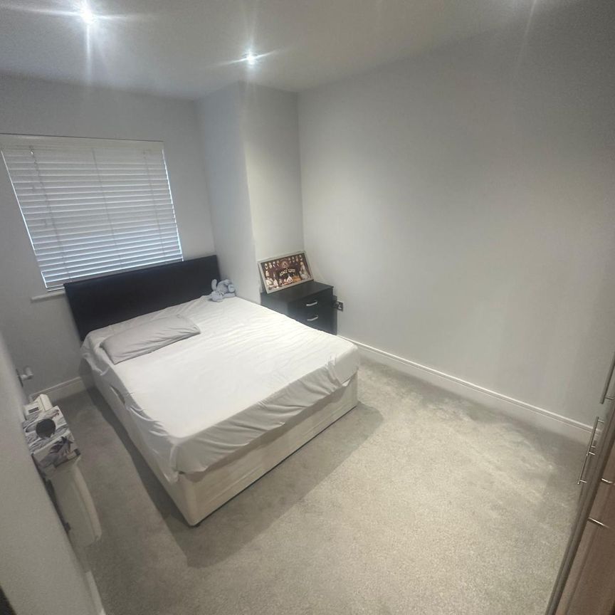 Two rooms in a shared family flat close to Loughton station- £750 pcm - Photo 1