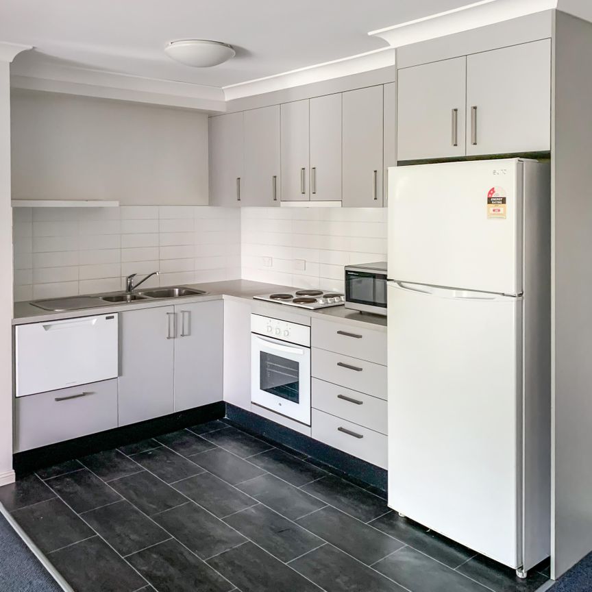 Perfectly Positioned Unit - white goods included! - Photo 1