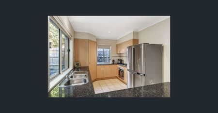 Walking to the Train Station and shops! 4 Bedrooms Spacious ! - Photo 3