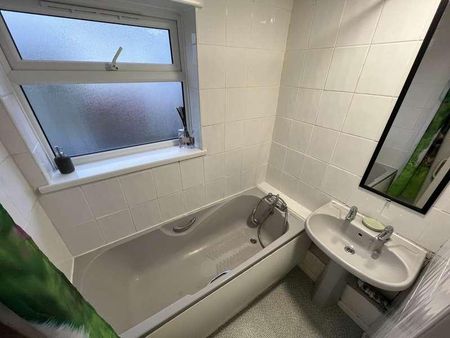 First Floor Flat Lambrok Road, Trowbridge, Wiltshire, BA14 - Photo 2