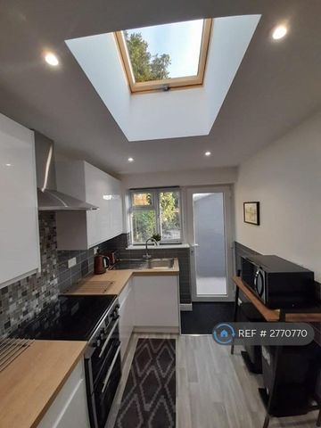 1 bedroom in a house share to rent - Photo 5