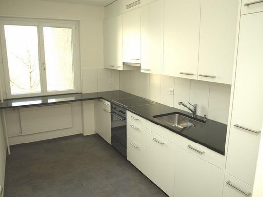 Helle 4.5-Zimmerwohnung im EG mit Balkon an zentraler Lage in Köniz - Photo 1