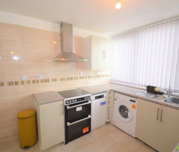 Kenilworth Court, Styvechale, Coventry, West Midlands, CV3 6HZ - Photo 2