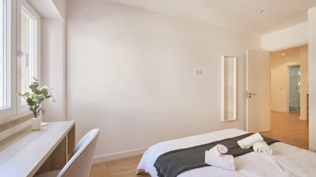 Room in a shared 4-bedroom apartment for rent in Lisbon. - Photo 1