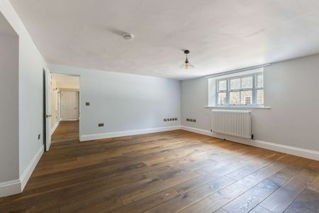 A detached five bedroom family home - Photo 3
