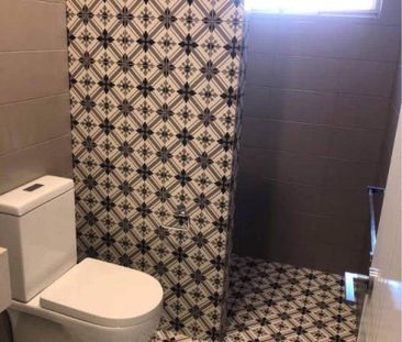 Beautiful modern 2 bedroom, 2 bathroom apartment in gated complex -... - Photo 4