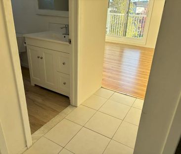 À LOUER | FOR RENT – Grand 3 ½ entièrement rénové / Fully Renovated... - Photo 3