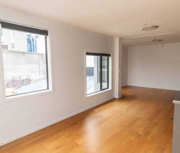 Modern 1 Bedroom Apartment - Photo 2