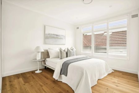 Top Floor Lifestyle Apartment with views over the Golf Course in the exclusive Harbourside Suburb of Rose Bay - Photo 4