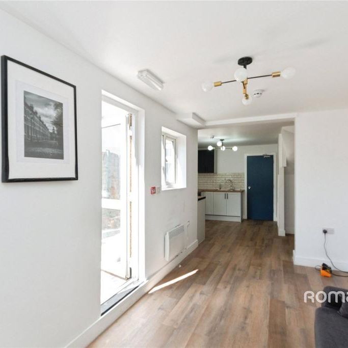1 bedroom in a house share to rent - Photo 1