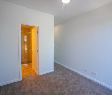 212/70 Hanbury Street - Photo 4