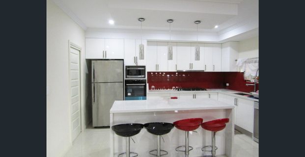 Stunning 5-Bedroom Family Home!! - Photo 1