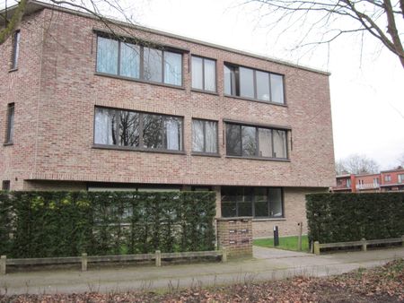 GELIJKVLOERS APP. MET 1 SLAAPKAMER EN GARAGE - Photo 5
